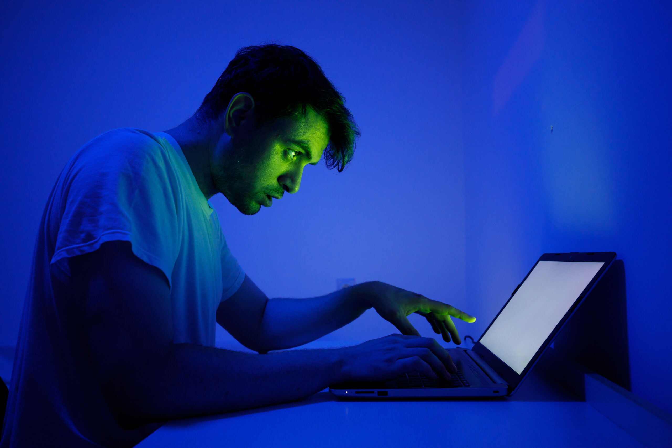 夜間在藍光螢幕前使用筆電的情境